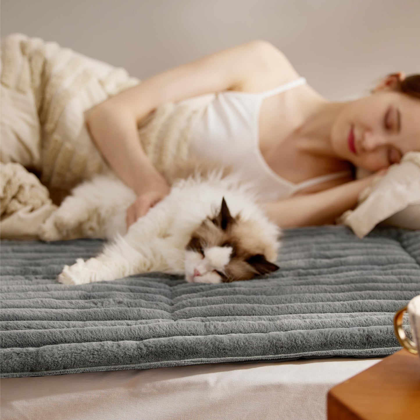 Self Warming Cat Bed for Large Cats, Self Heating Cat Crate Pad, Thermal Extra Warm Kitten Mat Indoor & Outdoor, Non-Slip & Washable