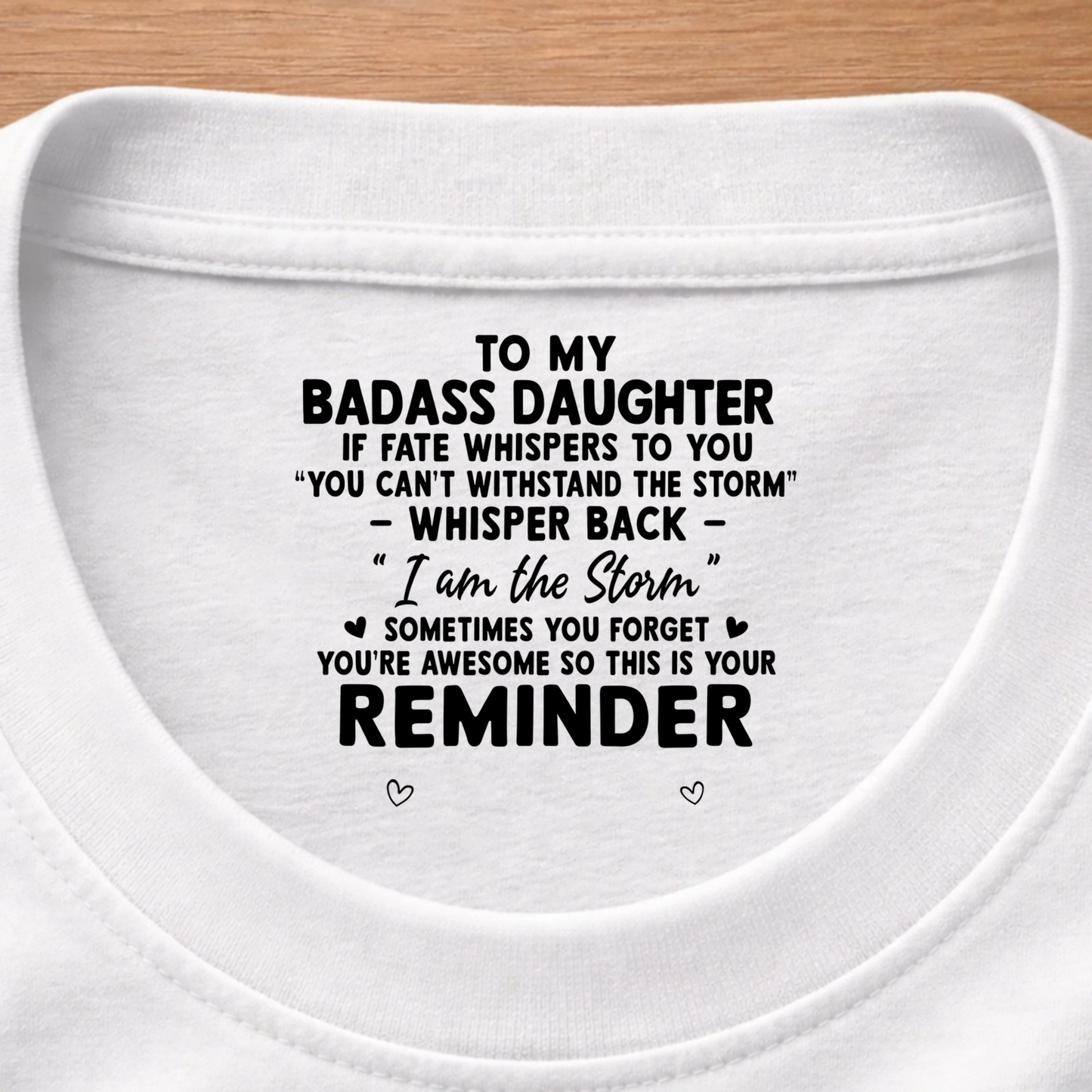 Das „Geliebt über alle Worte hinaus“-T-Shirt, personalisierter Innendruck im Nacken als Geschenk