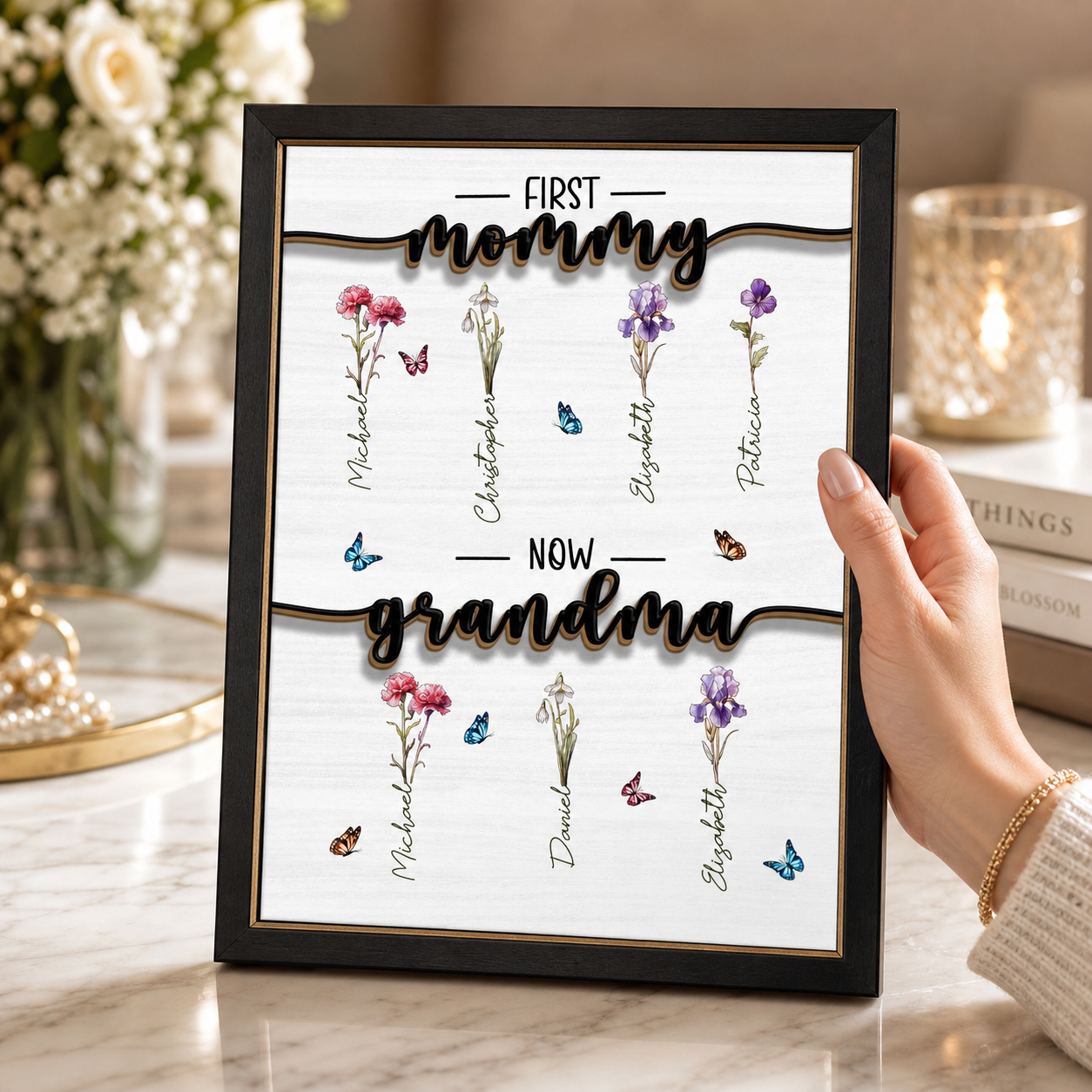 Schild „Erst Mama, jetzt Oma“, personalisiertes Geburtsblumengeschenk – Individuelles 2-lagiges Holzschild mit Ständer