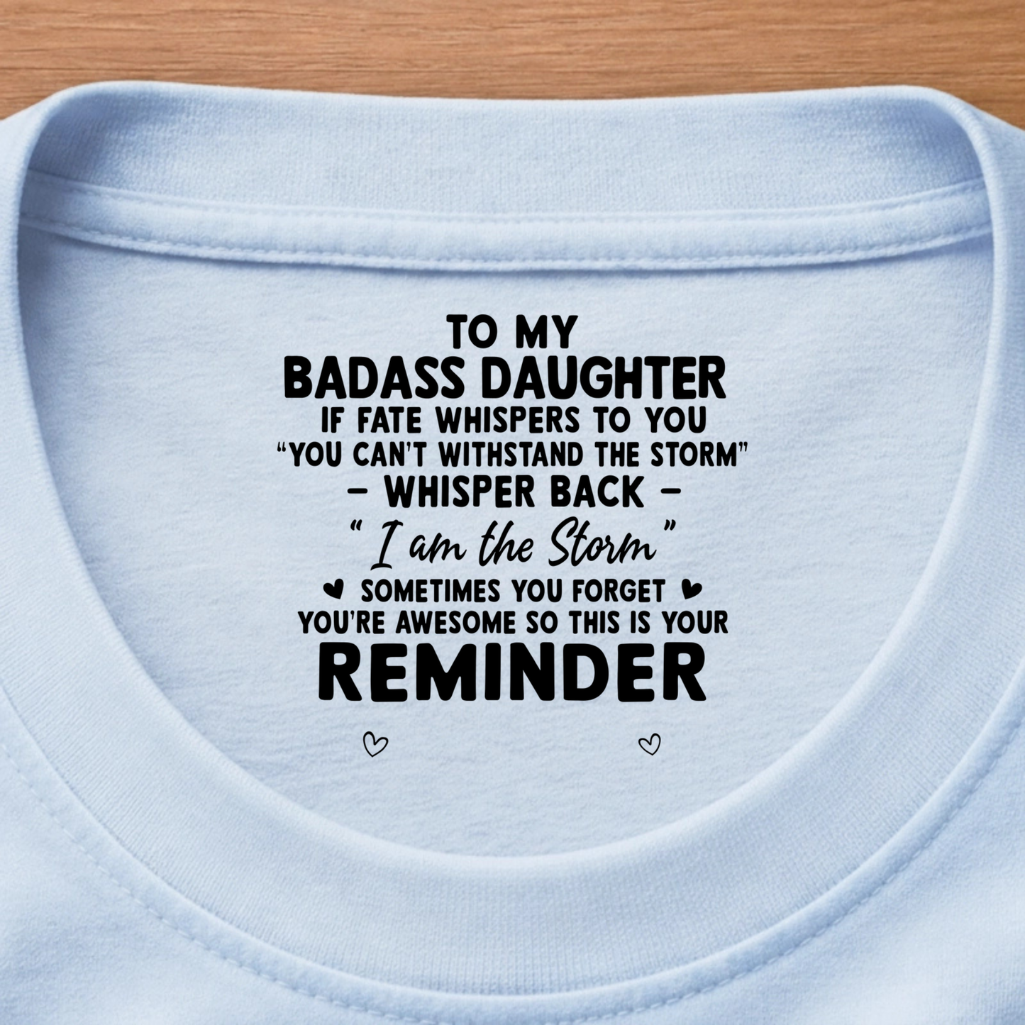 Das „Geliebt über alle Worte hinaus“-T-Shirt, personalisierter Innendruck im Nacken als Geschenk