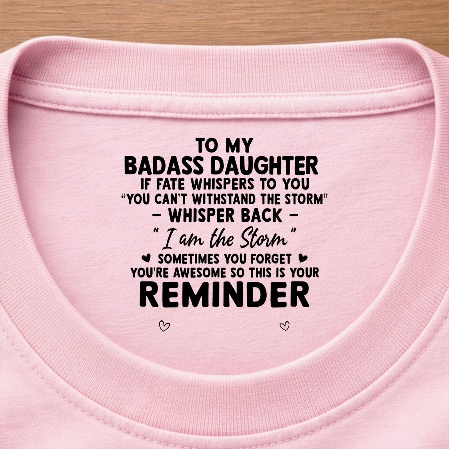 Das „Geliebt über alle Worte hinaus“-T-Shirt, personalisierter Innendruck im Nacken als Geschenk