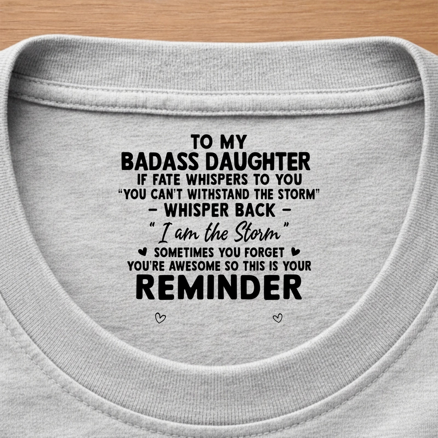 Das „Geliebt über alle Worte hinaus“-T-Shirt, personalisierter Innendruck im Nacken als Geschenk