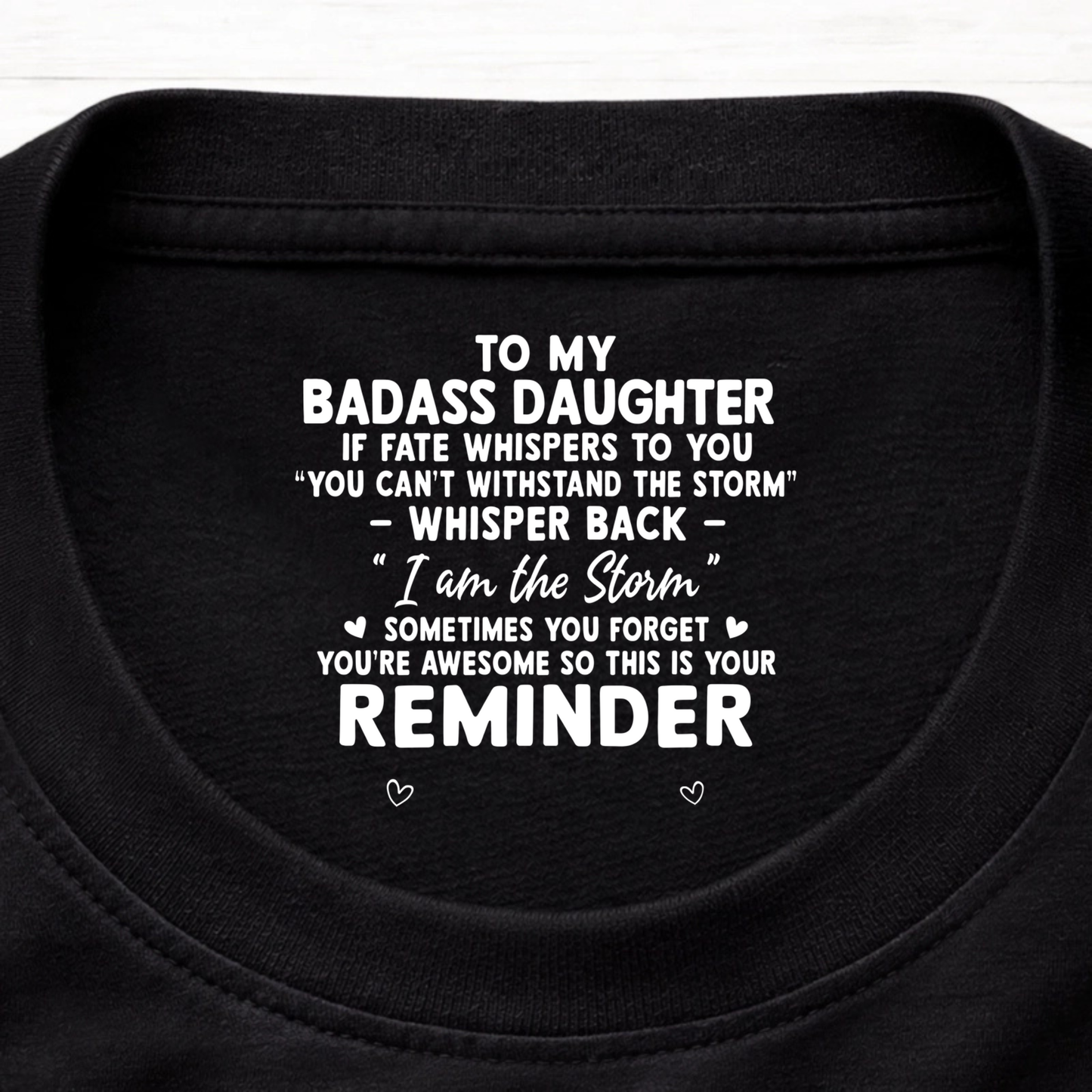 Das „Geliebt über alle Worte hinaus“-T-Shirt, personalisierter Innendruck im Nacken als Geschenk