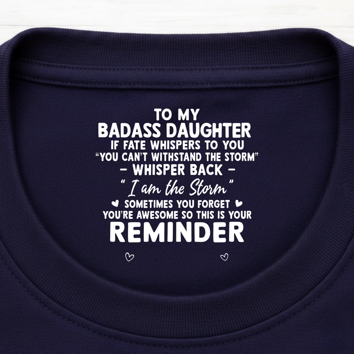 Das „Geliebt über alle Worte hinaus“-T-Shirt, personalisierter Innendruck im Nacken als Geschenk