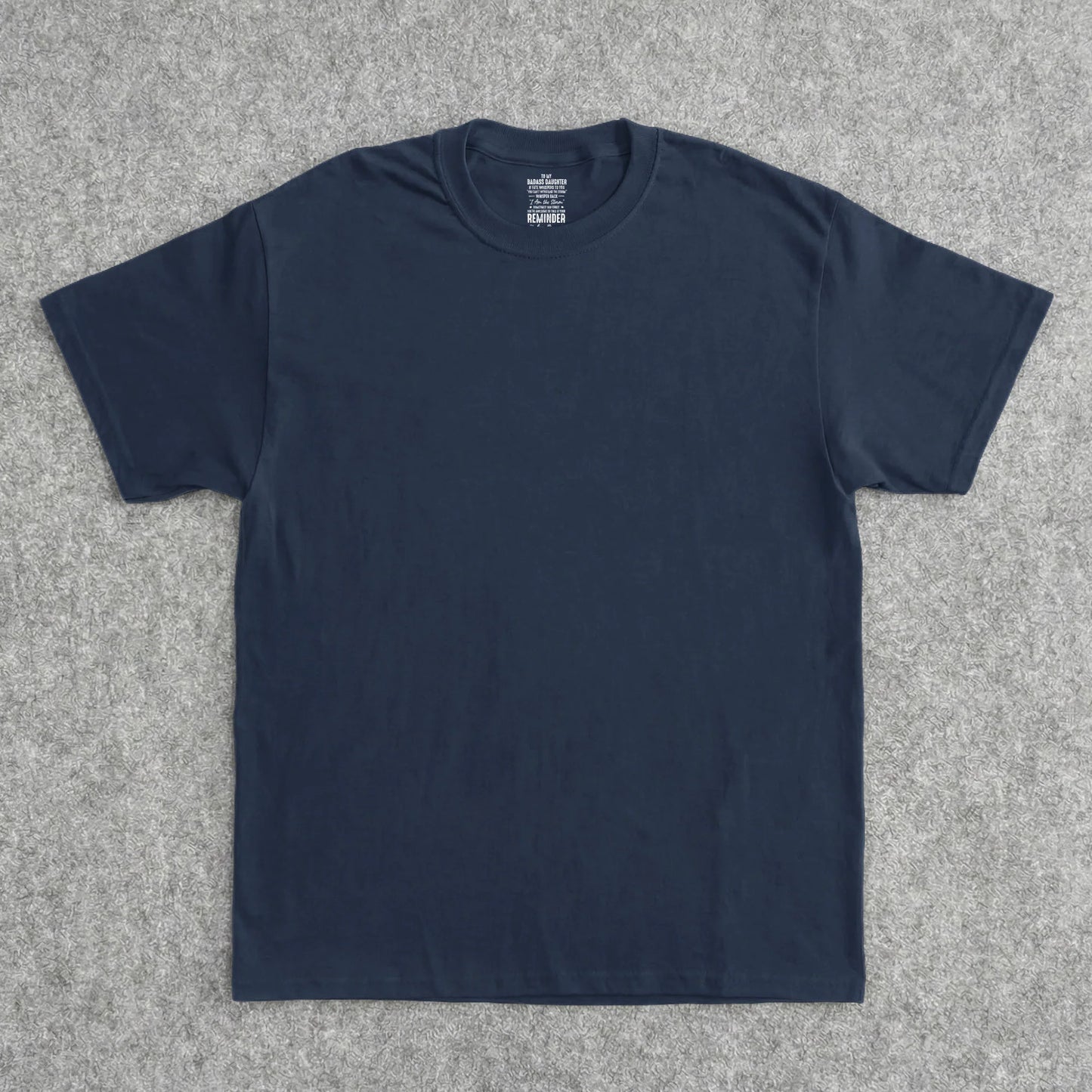 Das „Geliebt über alle Worte hinaus“-T-Shirt, personalisierter Innendruck im Nacken als Geschenk
