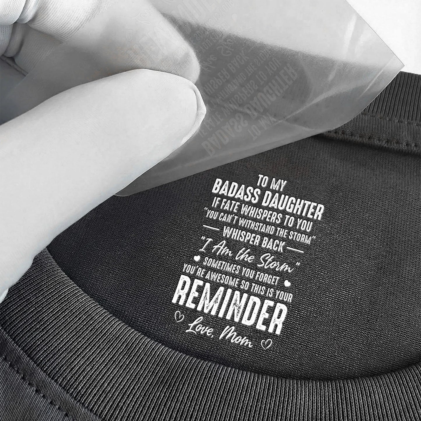 Das „Geliebt über alle Worte hinaus“-T-Shirt, personalisierter Innendruck im Nacken als Geschenk