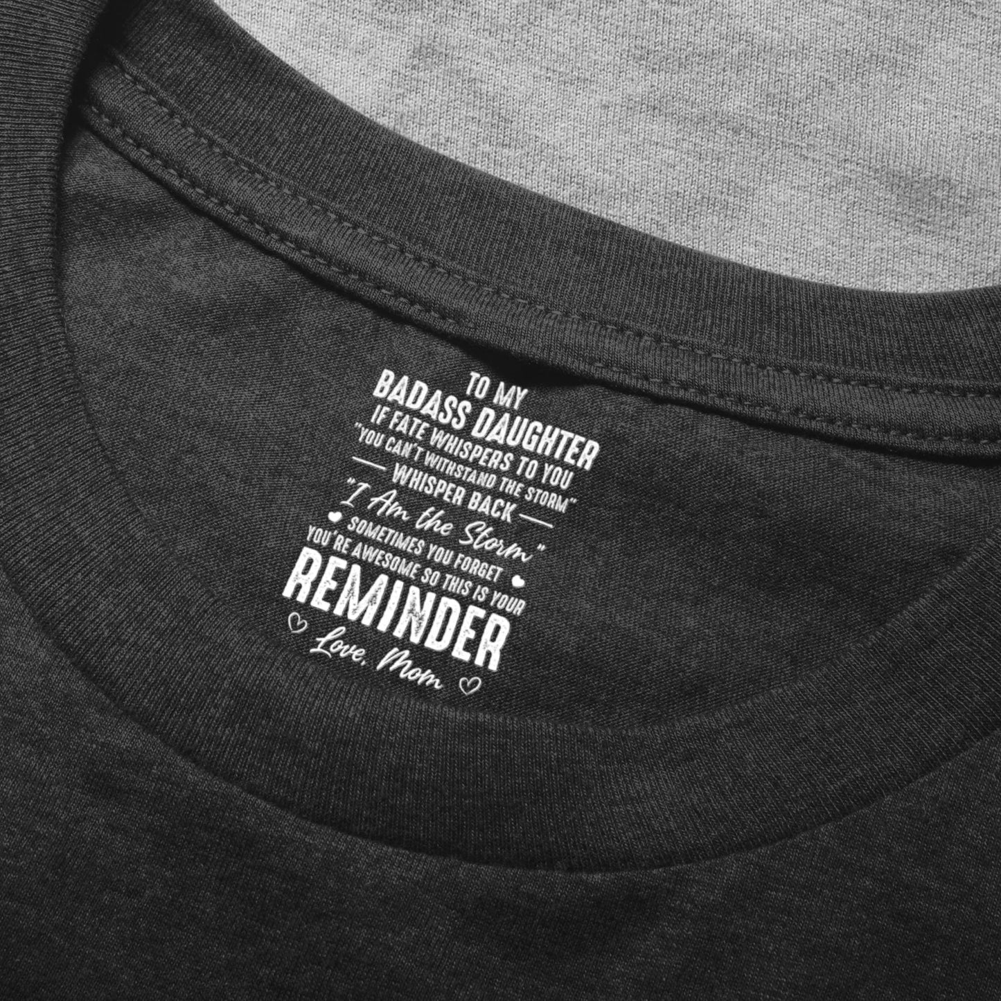 Das „Geliebt über alle Worte hinaus“-T-Shirt, personalisierter Innendruck im Nacken als Geschenk